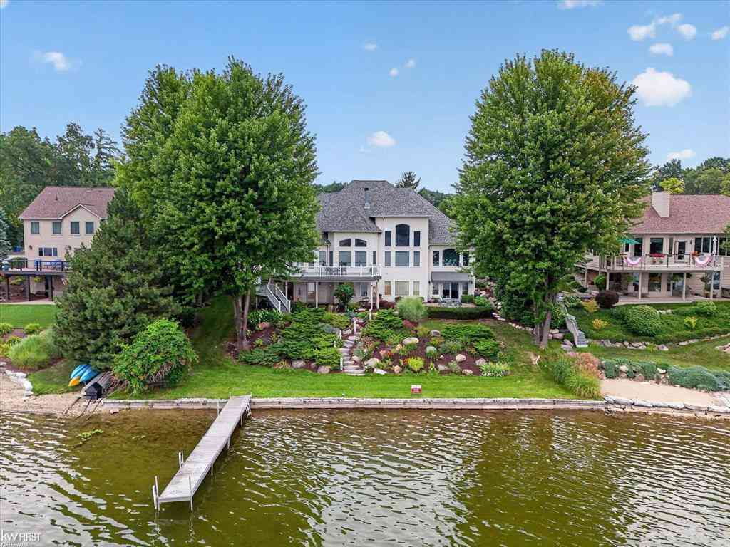 Homes For Sale - 16048 Pine Bluff Court <br/> Fenton, MI 48430