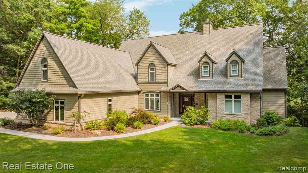 Homes For Sale - 11138 Pine Needle Drive <br/> Brighton, MI 48114