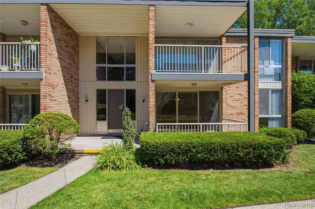 Condo For Sale - 4041 W Maple Road  #E102<br/> Oakland County, Bloomfield Hills, MI 48301