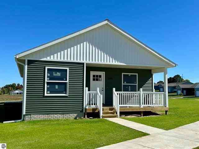 Homes For Sale - 905 Sepia Street <br/> Traverse City, MI 49696