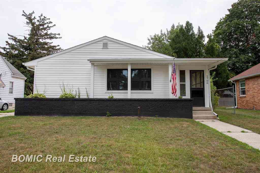 Homes For Sale - 1706 Helen Street <br/> Bay City, MI 48708