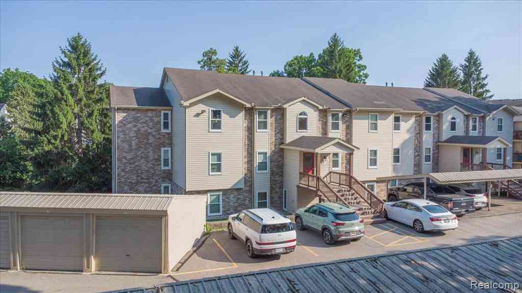 Condo For Sale - 4929 Harbor Point Drive <br/> Waterford, MI 48329