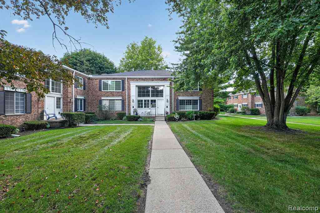 Condo For Sale - 629 E Fox Hills Drive  #44<br/> Bloomfield Hills, MI 48304