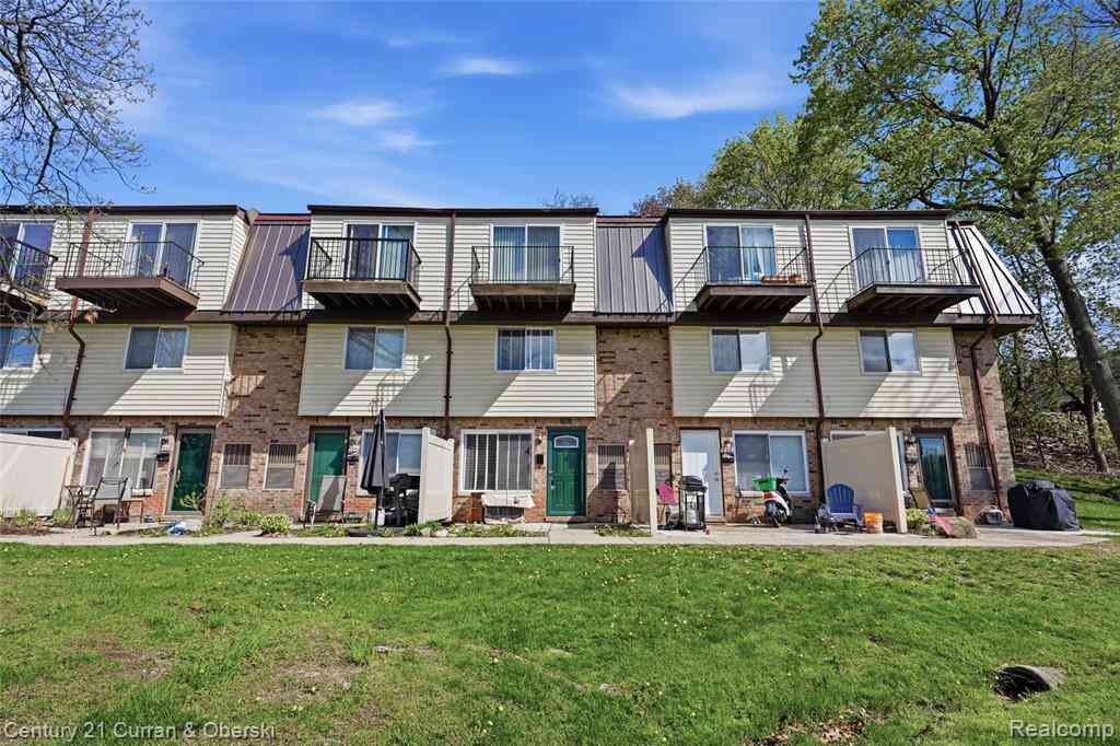 Condo For Sale - 862 N Main Street <br/> Milford, MI 48381