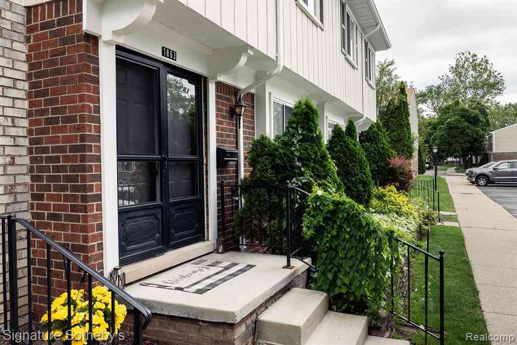Condo For Sale - 1863 Newporte  <br/> Royal Oak, MI 48073