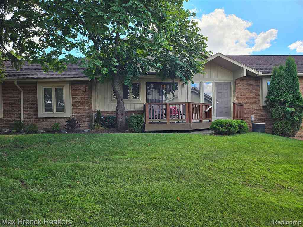 Condo For Sale - 5663 Hillcrest Circle E E #64<br/> West Bloomfield, MI 48322
