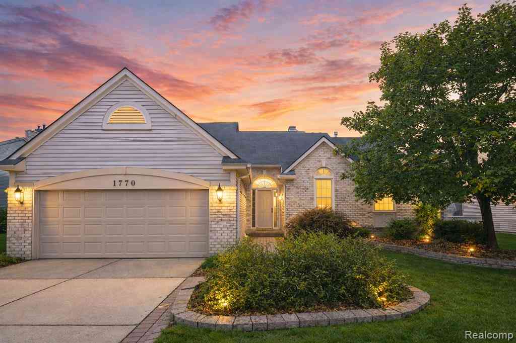 Homes For Rent - 1770 Dogwood Trail <br/> Commerce Twp, MI 48390