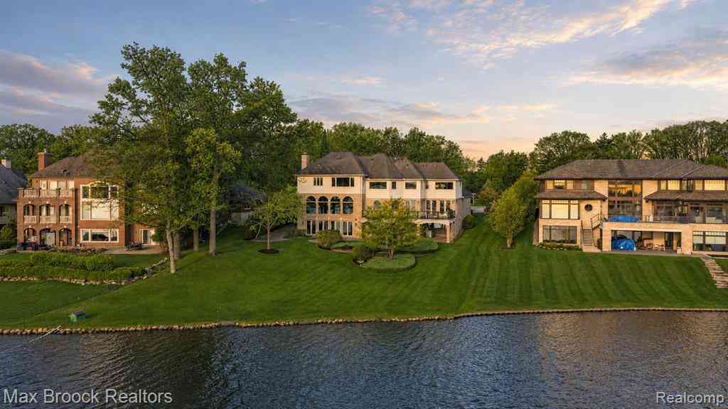 Homes For Sale - 1832 Long Lake Shore Drive <br/> Oakland County, Bloomfield Hills, MI 48302