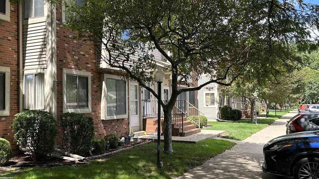 Condo For Sale - 27594 Harrison Woods Lane <br/> Harrison Township, MI 48045