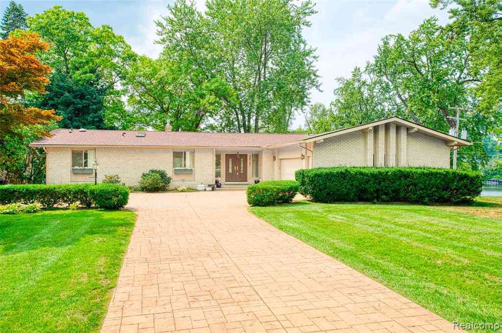 Homes For Sale - 3212 Edgewood Park Drive <br/> Commerce Twp, MI 48382