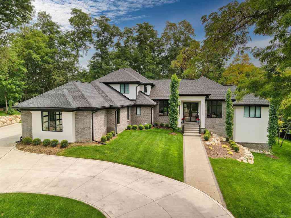 Homes For Sale - 521 Iroquois Court <br/> Oxford, MI 48371