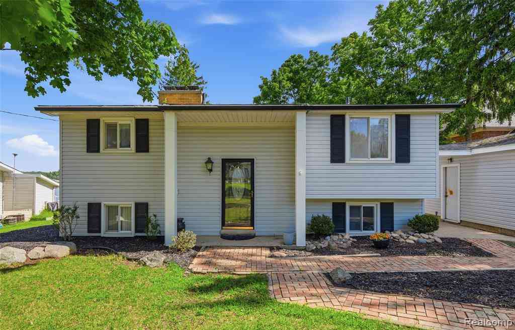 Homes For Sale - 7416 Ledgewood Drive <br/> Fenton, MI 48430