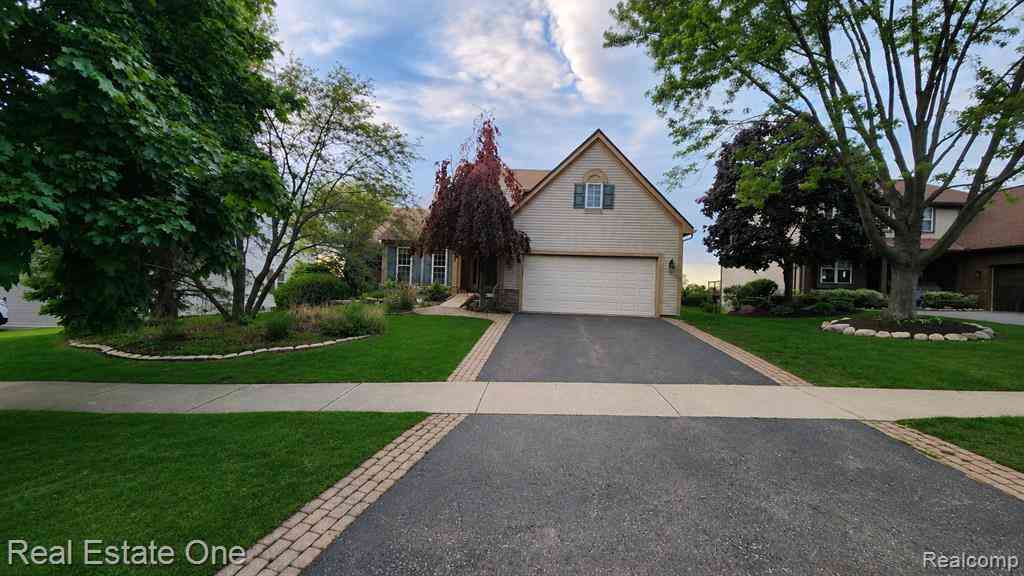 Homes For Sale - 510 Boulder Lake Drive <br/> Oakland County, Oxford, MI 48371