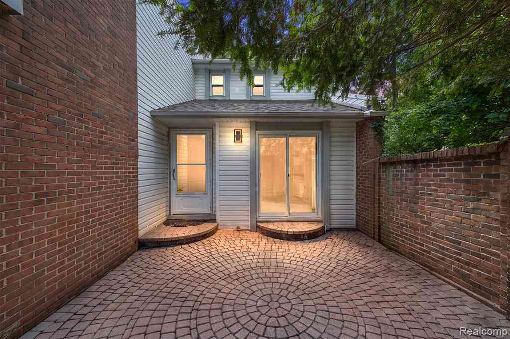 Condo For Sale - 169 E Long Lake Road <br/> Bloomfield Hills, MI 48304