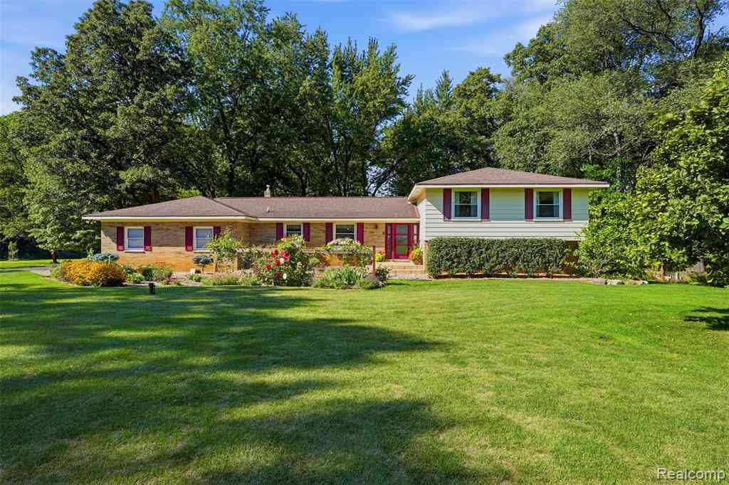 Homes For Sale - 11111 Shadywood Drive <br/> Brighton, MI 48114