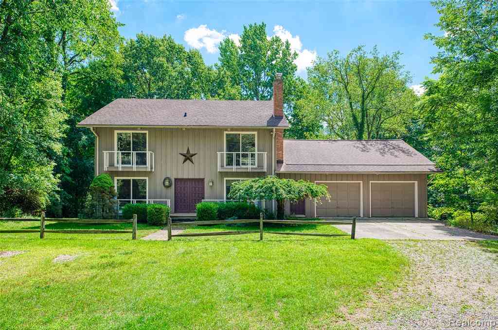 Homes For Sale - 1761 Waw Lake Road <br/> Brighton, MI 48114