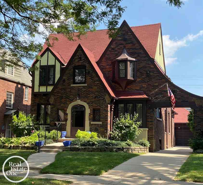 Homes For Sale - 284 Mckinley Avenue <br/> Grosse Pointe Farms, MI 48236