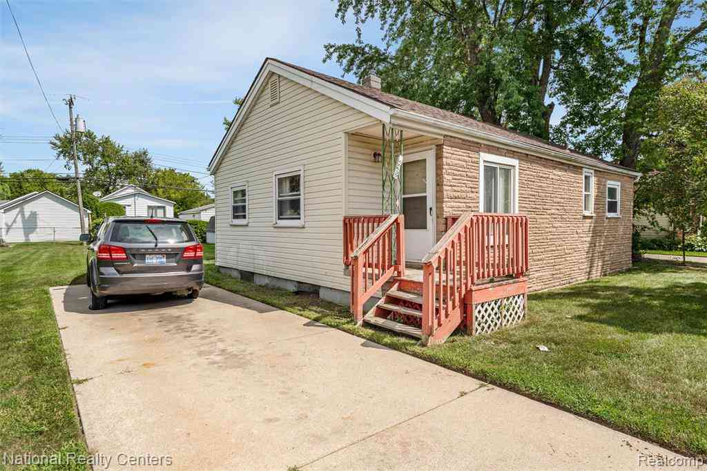 Homes For Sale - 20755 Webster Street <br/> Clinton Twp, MI 48035
