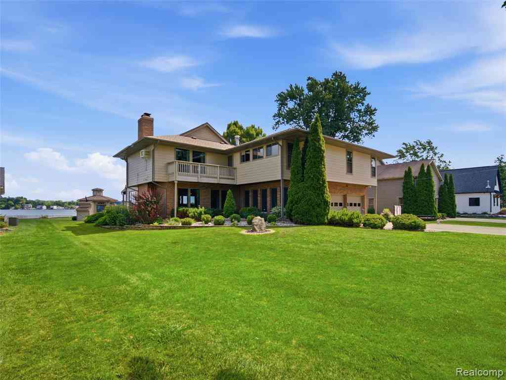 Homes For Sale - 12067 Torrey Road <br/> Fenton, MI 48430