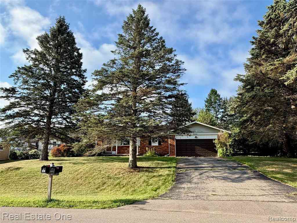 Homes For Sale - 8295 Fox Bay Drive <br/> White Lake, MI 48386