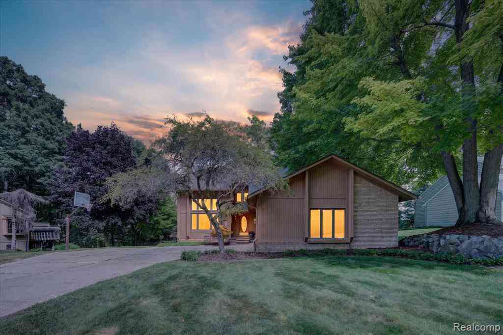 Homes For Sale - 5954 Snow Apple Drive <br/> Oakland County, Clarkston, MI 48346