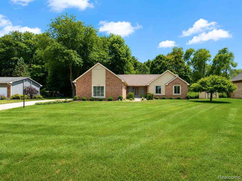 Homes For Sale - 1129 S Lake Valley Drive <br/> Fenton, MI 48430
