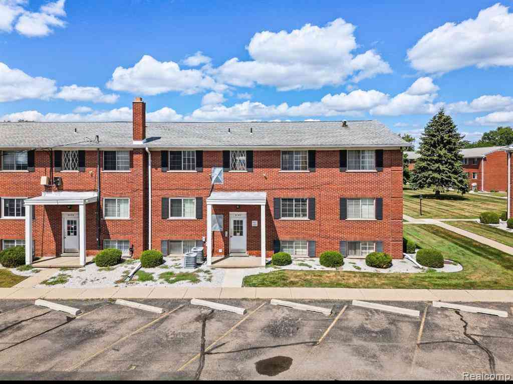 Condo For Sale - 8140 Crestview Drive <br/> Sterling Heights, MI 48312