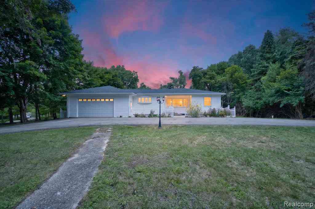 Homes For Sale - 11403 White Lake Road <br/> Fenton, MI 48430