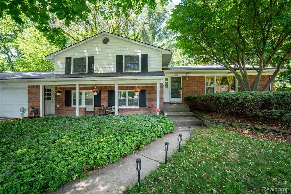 Homes For Sale - 6826 Spruce Drive <br/> Bloomfield Hills, MI 48301