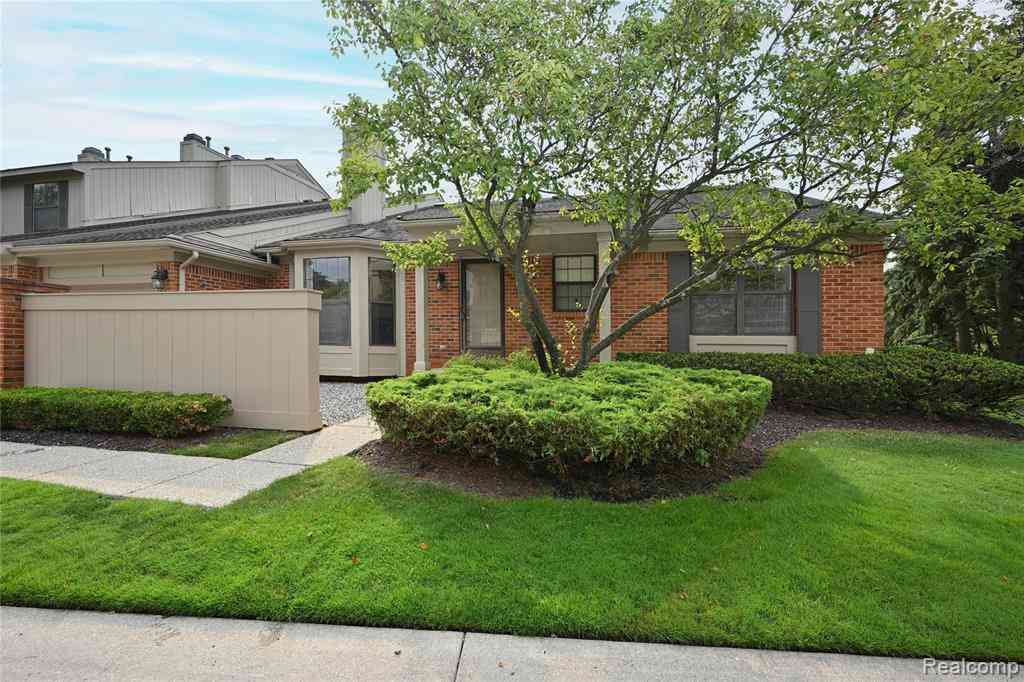Condo For Sale - 7274 Westchester Road  #8<br/> West Bloomfield, MI 48322