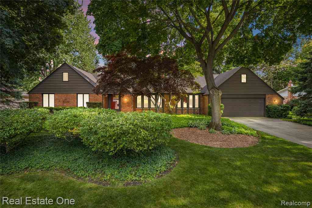 Homes For Sale - 28330 E Blom Drive <br/> Harrison Township, MI 48045