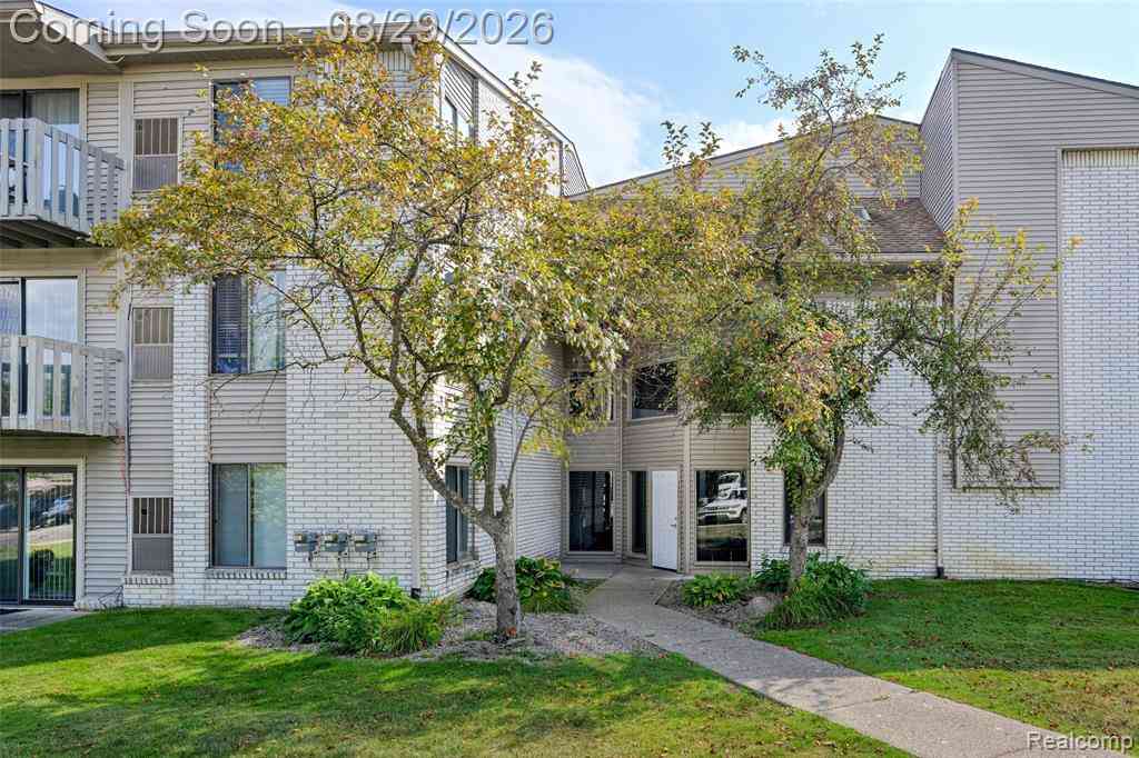 Condo For Sale - 32013 W 12 Mile Road <br/> Oakland County, Farmington Hills, MI 48334
