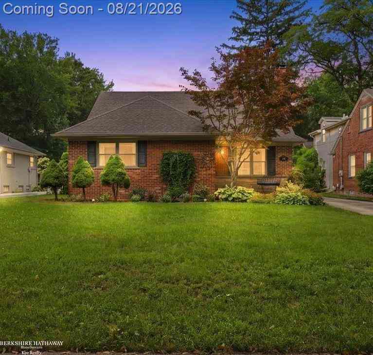 Homes For Sale - 841 Washington Road <br/> Grosse Pointe, MI 48230