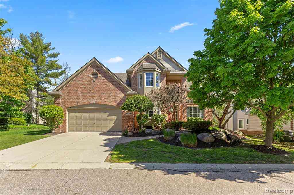 Homes For Sale - 23395 Mission Lane <br/> Farmington, MI 48335