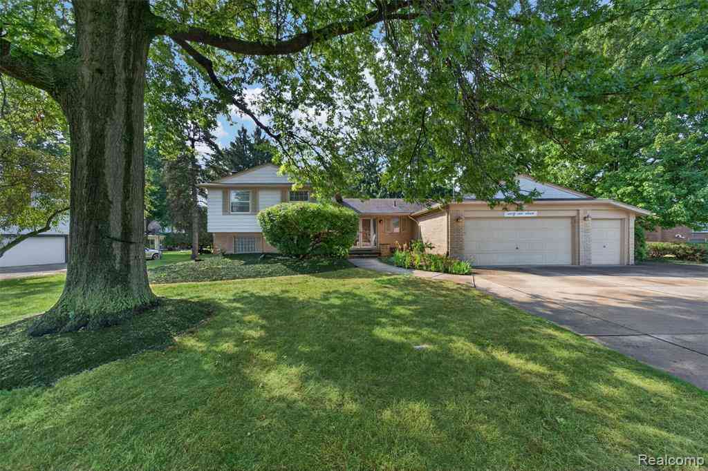 Homes For Sale - 6611 Cottonwood Knoll Court <br/> West Bloomfield, MI 48322