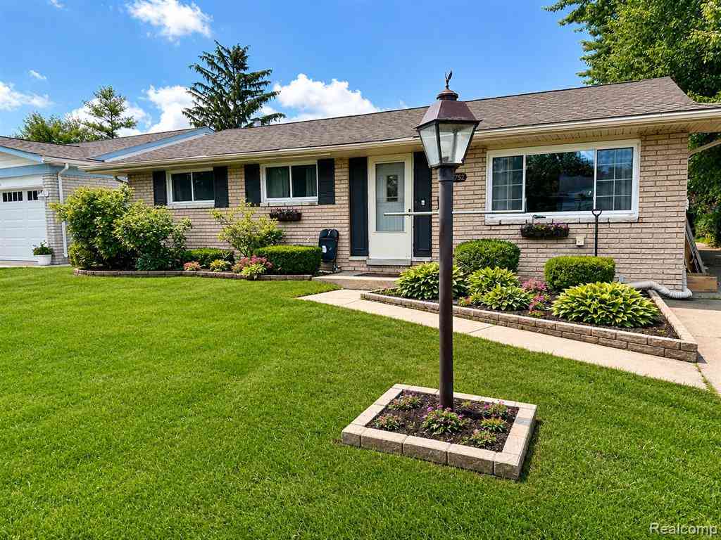 Homes For Sale - 39752 Edmundton Drive <br/> Wayne County, Canton, MI 48187