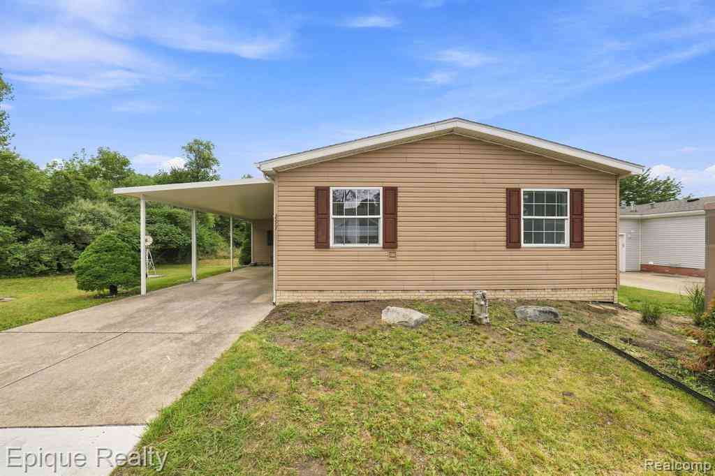 Homes For Sale - 297 Dennis K Court <br/> White Lake, MI 48386