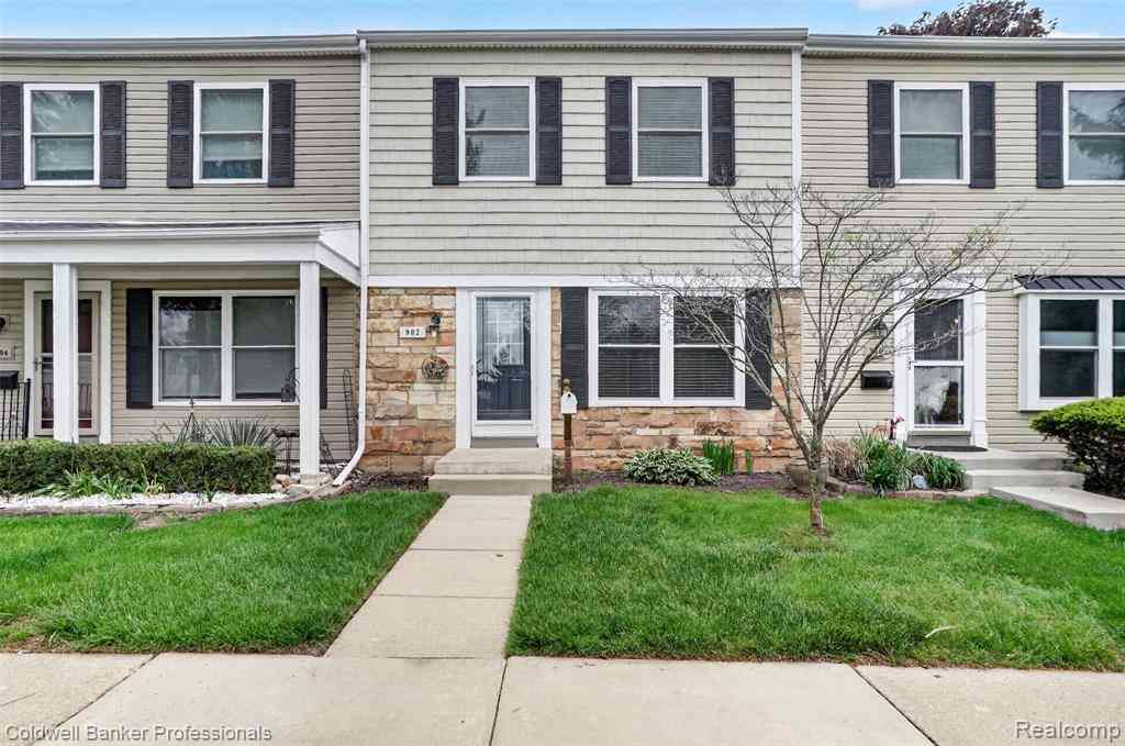 Condo For Sale - 902 Little Hill Court <br/> Rochester, MI 48307