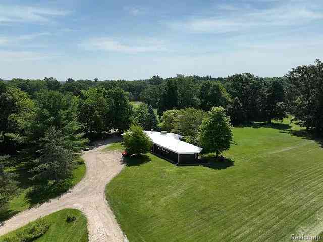 Homes For Sale - 7386 Dean Road <br/> Fenton, MI 48430