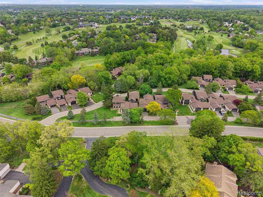 Condo For Sale - 4261 Wabeek Lake Drive S S<br/> Bloomfield Hills, MI 48302