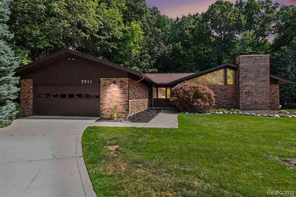 Homes For Sale - 7511 Tiverton Court <br/> West Bloomfield, MI 48322