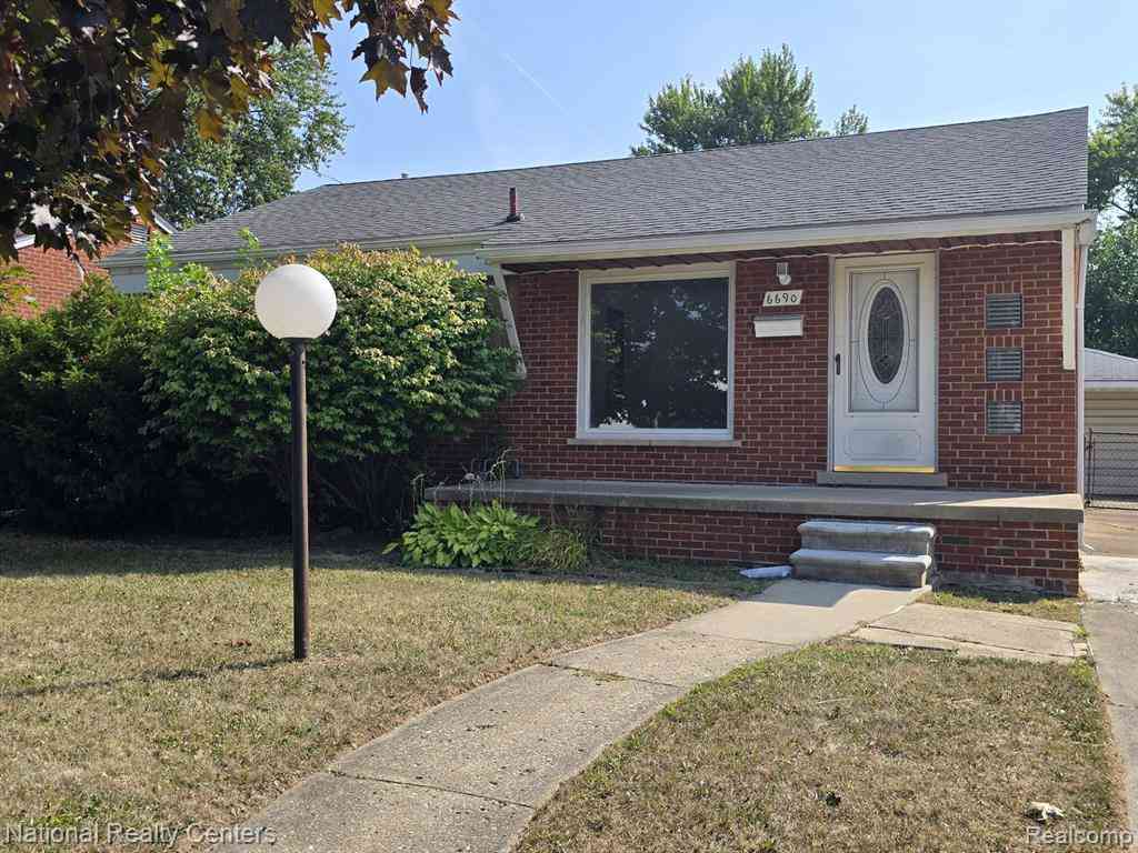 Homes For Sale - 6690 Deering Street <br/> Garden City, MI 48135