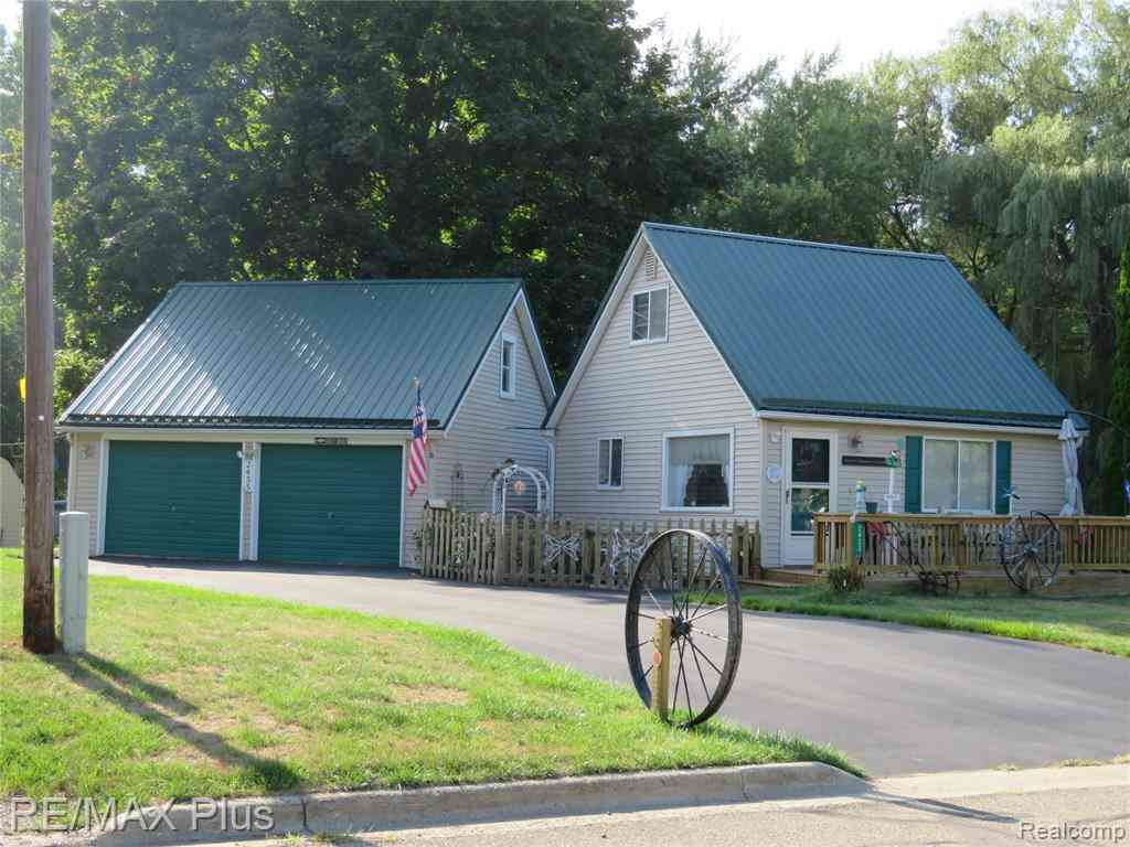 Homes For Sale - 2433 Stockbridge Avenue <br/> Burton, MI 48509