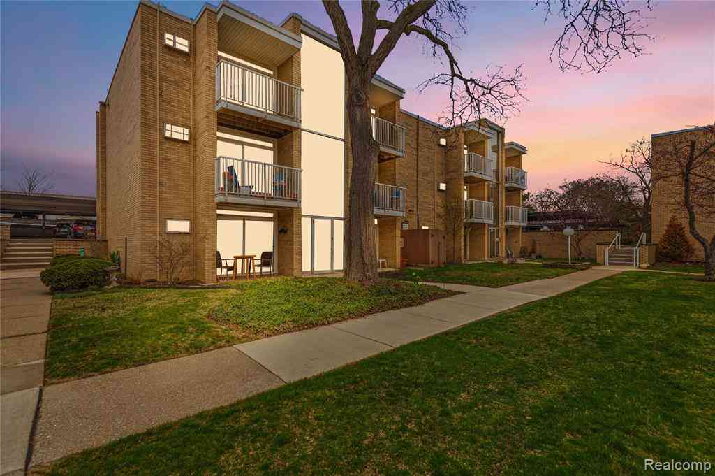 Condo For Sale - 4913 Crooks Road  #G1<br/> Royal Oak, MI 48073