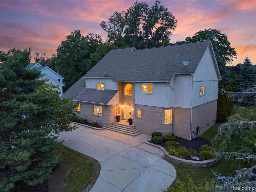 Homes For Sale - 5593 Warrenshire Drive <br/> West Bloomfield, MI 48322