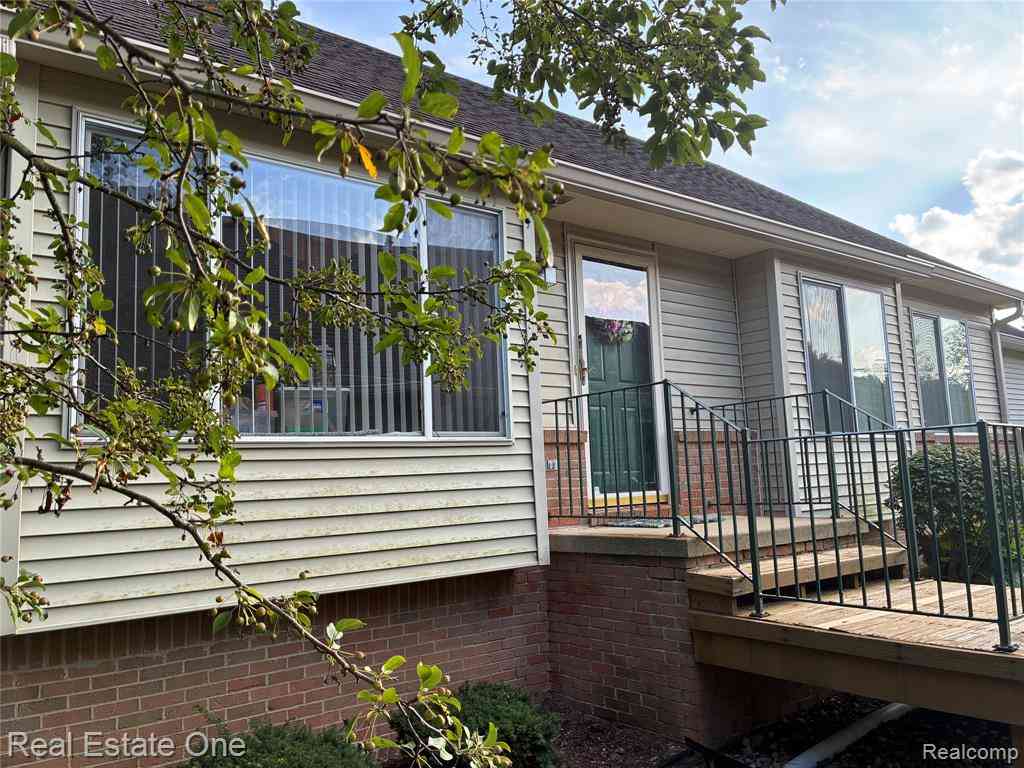 Condo For Sale - 1040 Bird Song Lane Lane <br/> Oakland County, Milford, MI 48381