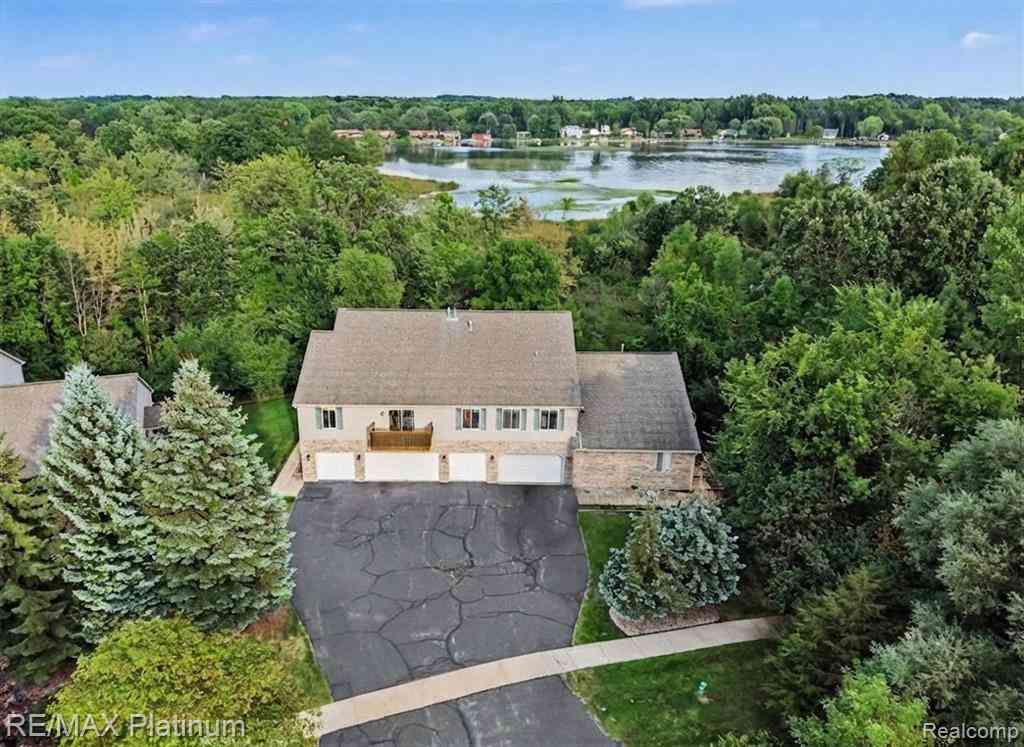 Condo For Sale - 1035 Old Leake Court  #17<br/> Holly, MI 48442