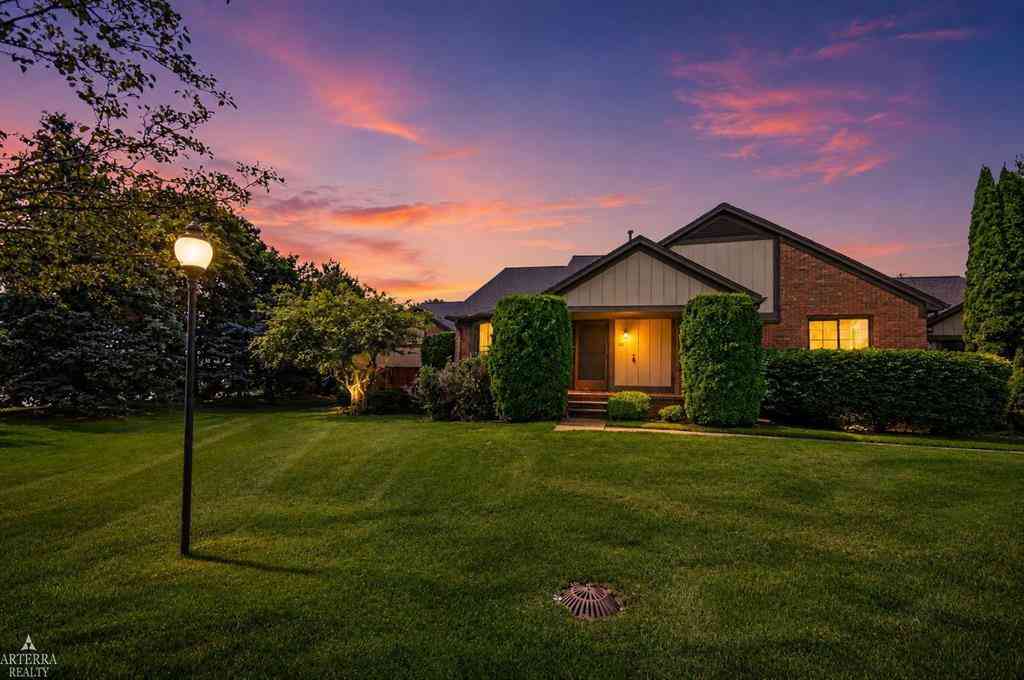 Condo For Sale - 32 Meadow Wood Drive <br/> Oakland County, Rochester, MI 48307