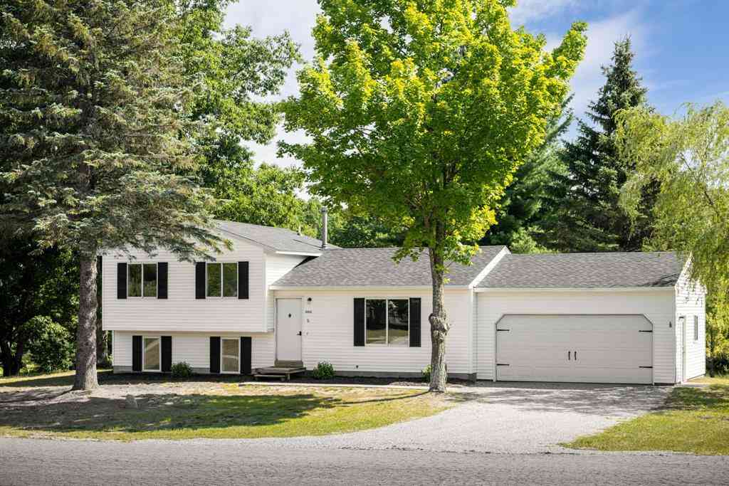 Homes For Sale - 3880 Whispering Oaks Drive <br/> Traverse City, MI 49696