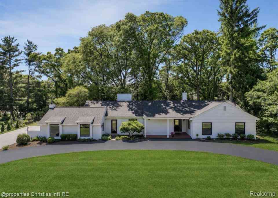 Homes For Sale - 1257 Charrington Road <br/> Bloomfield Hills, MI 48301
